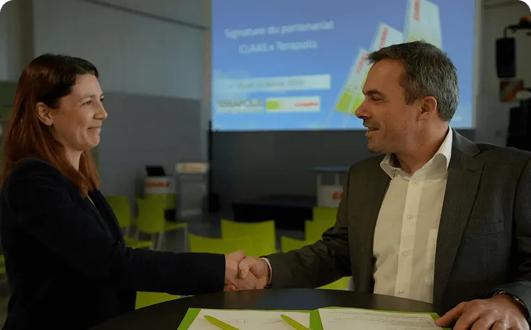 Poignée de main entre les représentants de Terapolis et de CLAAS France lors de la signature de leur partenariat